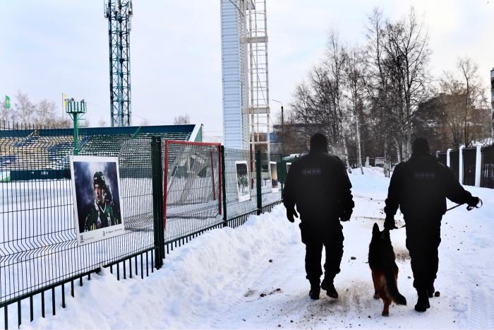 В Архангельске сотрудники ОМОН Росгвардии обеспечили безопасность матча по хоккею с мячом